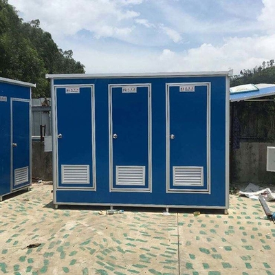 Elektrik ve su tesisatı ve yalıtım ile önceden yapılmış açık hava mobil çok oyunculu tuvalet
