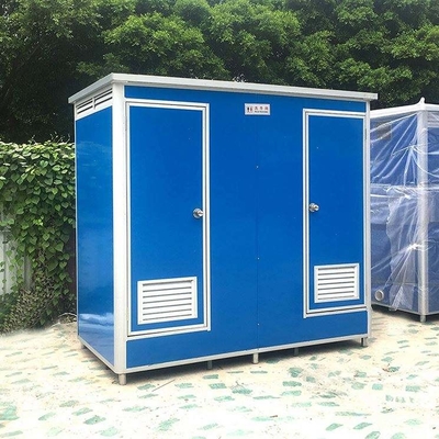 Elektrik ve su tesisatı ve yalıtım ile önceden yapılmış açık hava mobil çok oyunculu tuvalet