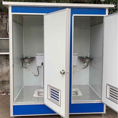 Elektrik ve su tesisatı ve yalıtım ile önceden yapılmış açık hava mobil çok oyunculu tuvalet